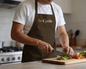 Tablier Au Cycle porté en cuisine, application identité visuelle restaurant